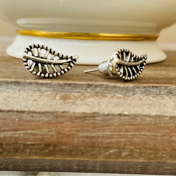 3 For $25 Vintage Retro Style Silver Tone Leaf Decor Earrings YOU PICK 3 - Picture 2 of 7